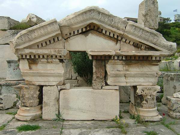 2006 04 08 0902 Eleusinas Rytine triumfo arka statyta Antonino Pijaus13